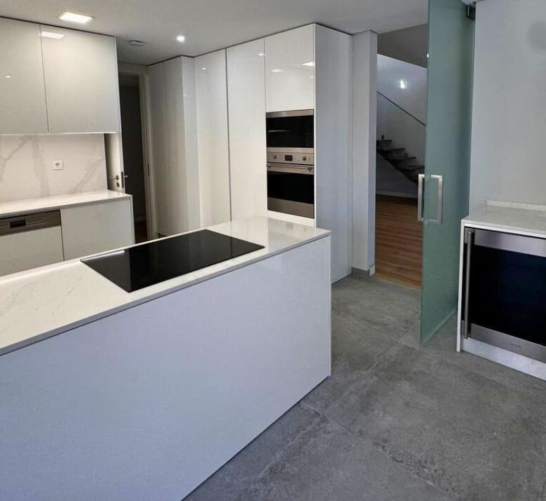 Apartamento T3+1, Novo em Carcavelos