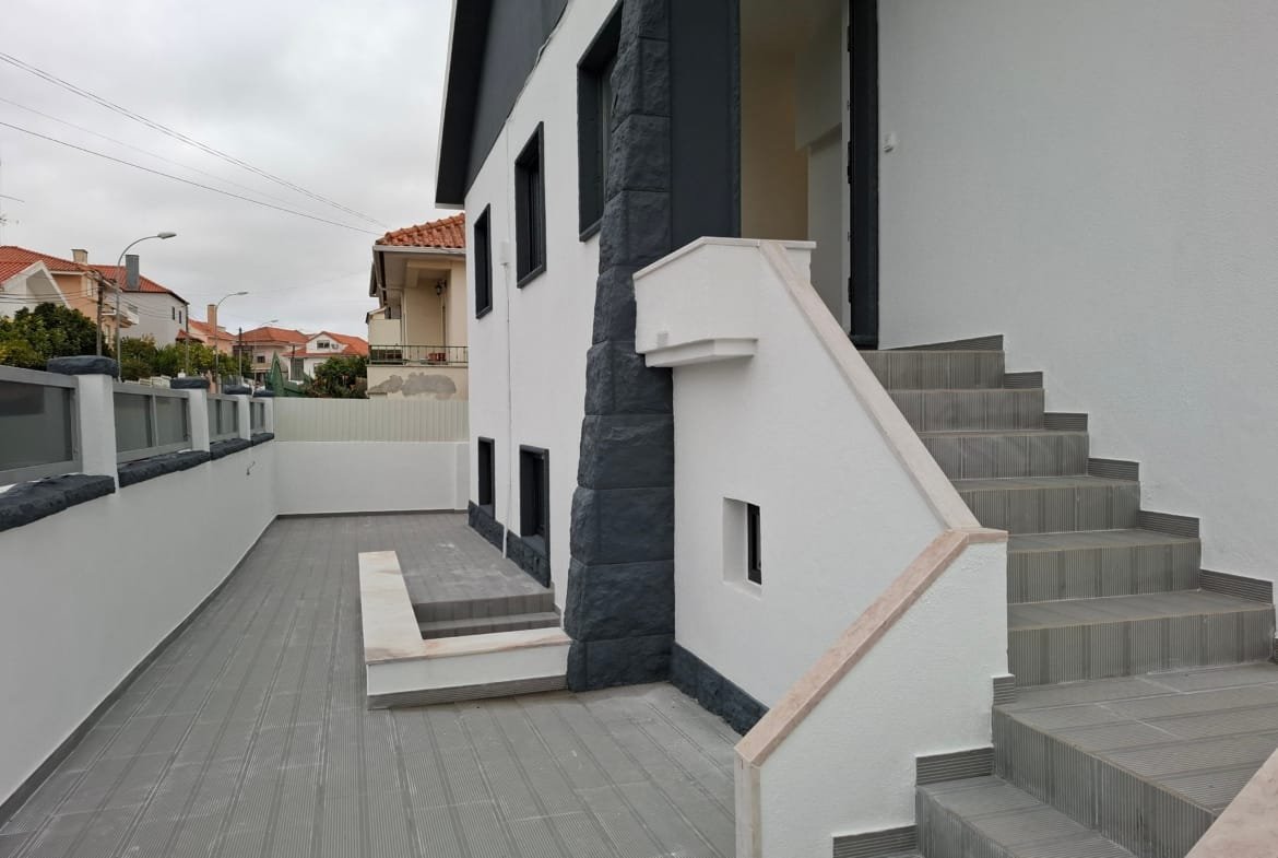 Moradia Bi Familiar T7 em Queijas