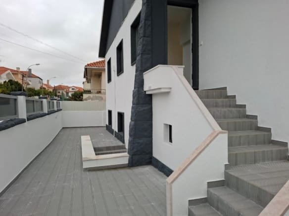 Moradia Bi Familiar T7 em Queijas