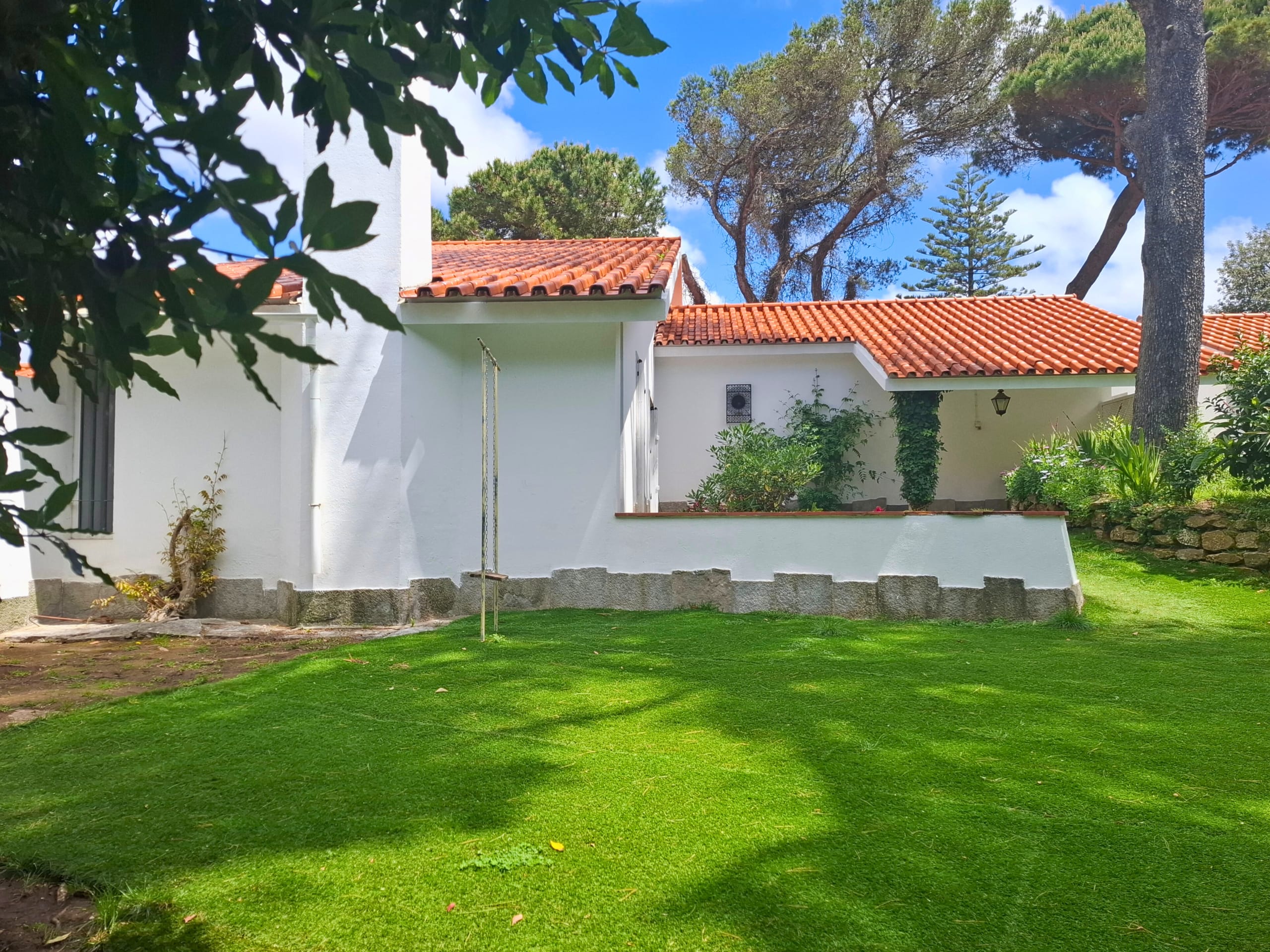 Casa T6 de arquitetura modernista estilo racionalista em Cascais