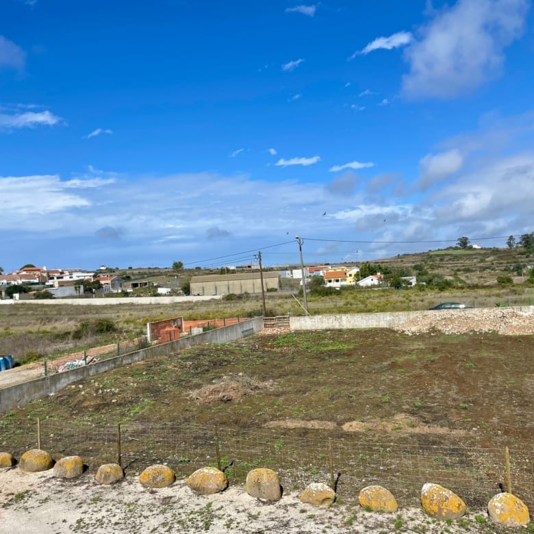 Terreno Urbano com 766m2 para construção de moradia V3 com 230m2