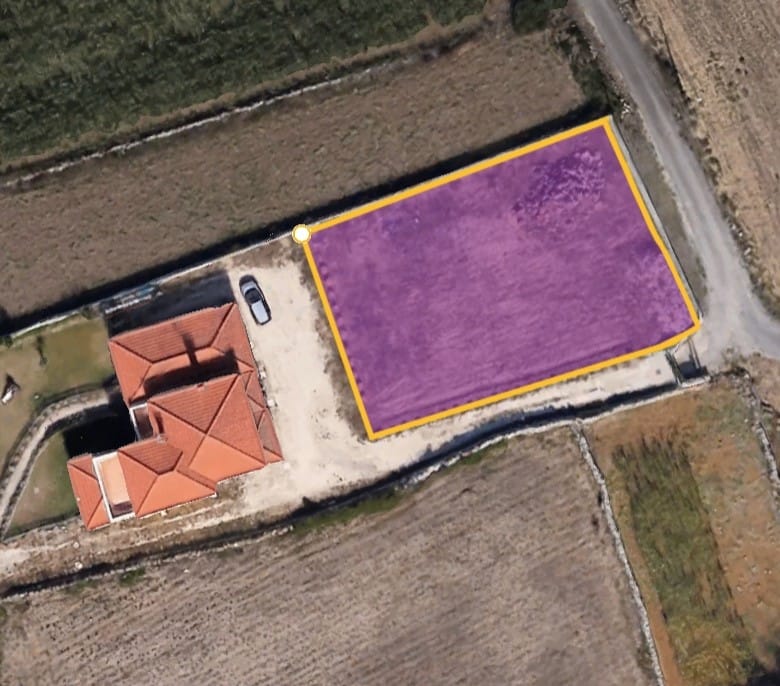 Terreno Urbano com 766m2 para construção de moradia V3 com 230m2