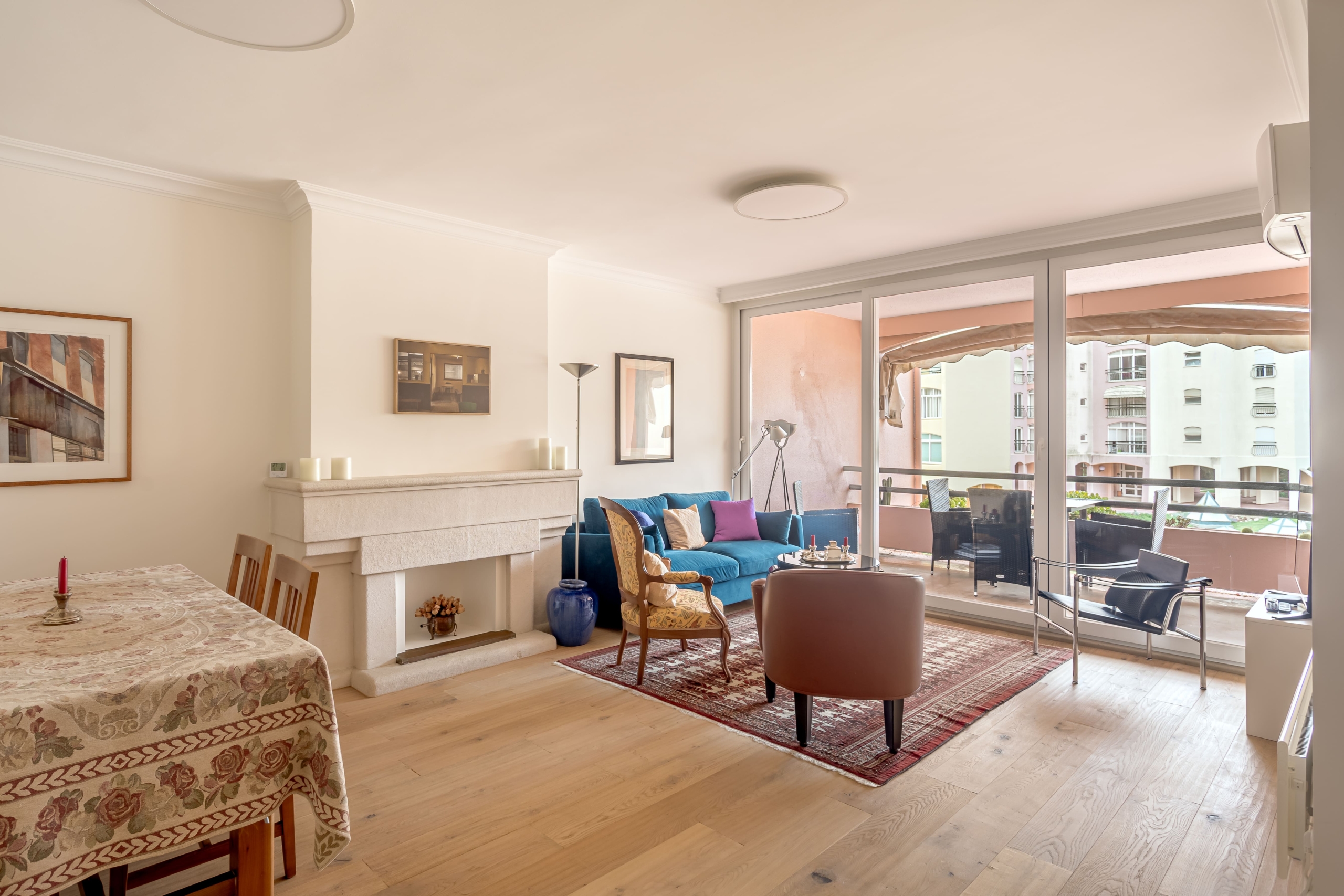 T3 renovado no centro de Cascais para arrendar. Condomínio com piscina, segurança 24h e varandas. Sala de Estar