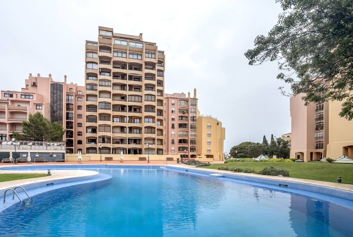 T3 renovado no centro de Cascais para arrendar. Condomínio com piscina, segurança 24h e varandas.